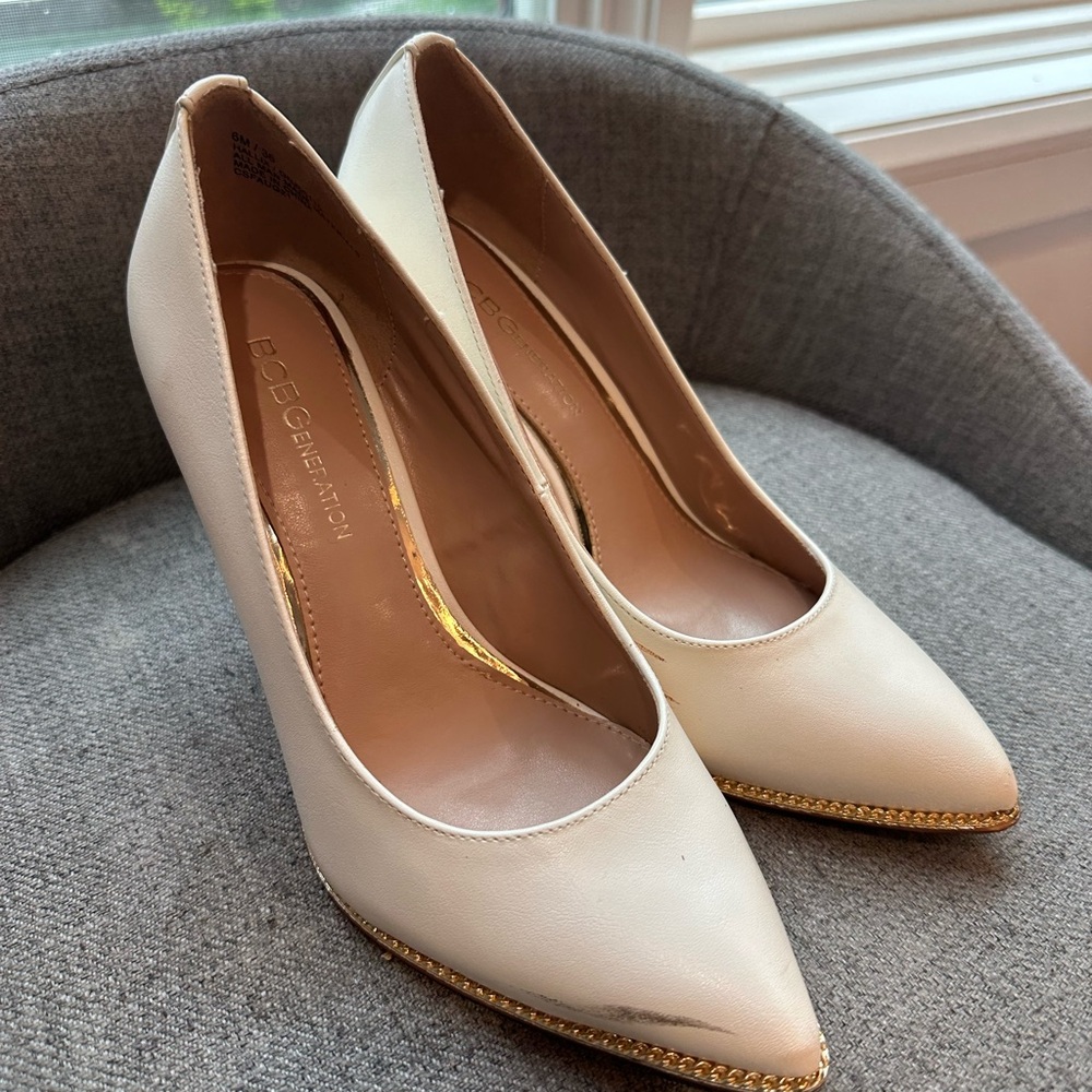 BCBGeneration White Hawti Pointed-toe